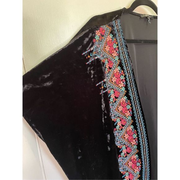 Andrée by Unit Boho Velvet Embroidered Kimono Cardigan in Black - Size m/l - Picture 4 of 13